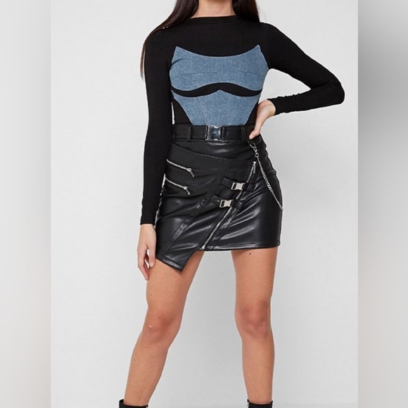 Maniere De Voir Black Leather Mini Skirt with Buckle and Chain - Picture 9 of 17